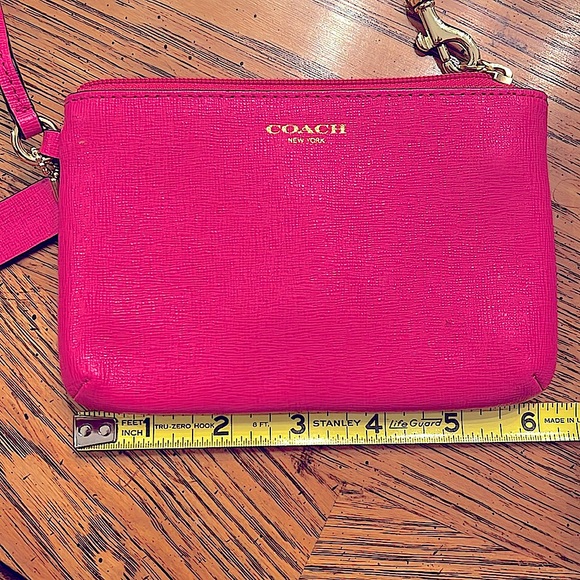 🎀COACH Hot PinkCornerZip Wristlet.Roomy&Compact.Used OnceEUC.
UseAloneOrAsWallet - Picture 8 of 11